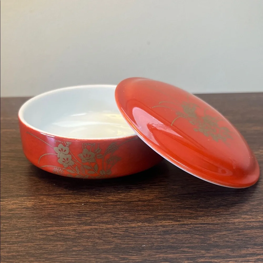 Japanese trinket dish or sauce dish with lid. Beautiful floral design on top.